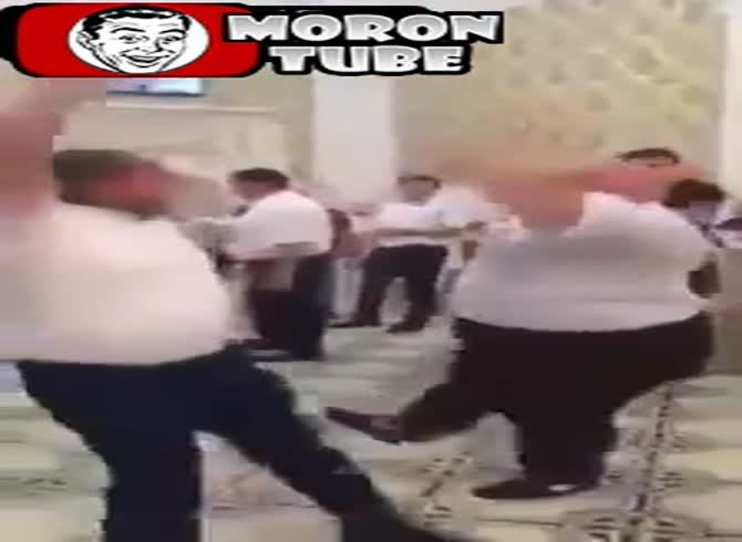 Video :A potbellied man dazzles everyone with his incredibly agile dancing
